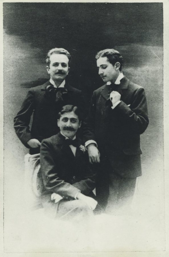 Marcel Proust (assis) et ses amis, Robert de Flers (gauche) et Lucien Daudet (droite), vers 1894. © Otto Wegener.