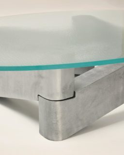 MARFA low table designed for @lachance_paris

Marfa pays tribute to the work of Donald Judd, particularly through the use of repeated minimal forms to explore volumes and voids.

📸 @francisamiand 

#designweek #maisonetobjetinthecity #maisonetobjet 
#anthonyguerrée #lachance #furnituredesign
#lowtable #aluminium #glasswork