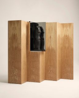 FORMA screen designed for @lachance_paris 

Inspired by Carl Andre’s Still Blue Range (1989). With its accordion-like structure, Forma creates alcoves and niches that can accommodate and highlight artworks or sculptures.

📸 @francisamiand 

#lachance #anthonyguerrée #furnituredesign #roomdivider #screendesign #tamowood