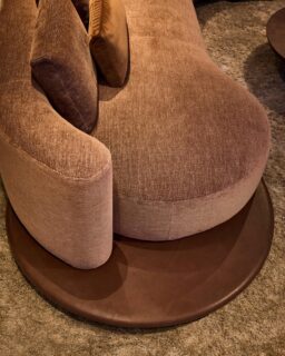 VOLTA modular sofa designed for @linteloo launched last week in Milan @isaloniofficial 

Gentle curves embrace those who are gathered here. Each module forms part of an architectural whole that can be extended, opened up or, conversely, made to feel
more enclosed.

#linteloo #anthonyguerrée #furnituredesign #modularsofa #madeinitaly