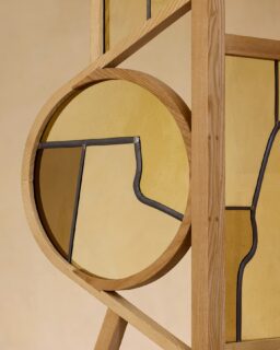 CONTREPOINT I FORMES FILTRÉES

Dans le hall des plâtres du musée Bourdelle, quatre paravents en vitrail dessinent de nouvelles perspectives parmi les sculptures. Le verre soufflé filtre la lumière et projette ses couleurs sur le bois, les œuvres et l’architecture.

Paravents imaginés par Anthony Guerrée
Vitraux réalisés par Sophie Toporkoff @toporkoff 
Structures en frêne réalisées par Louis Monier @ateliermonier 
Verres soufflés de la Verrerie de Saint-Just @verreriedesaintjust 

CONTREPOINT
Musée Bourdelle, Paris
Jusqu’au 27 septembre 2026

Photographies : Francis Amiand @francisamiand 

—

CONTREPOINT
FILTERED FORMS

In the plaster hall of Musée Bourdelle, four stained-glass screens create new perspectives among the sculptures. Mouth-blown glass filters the light, casting colour onto the wood, the artworks and the architecture.

Screens designed by Anthony Guerrée
Stained glass created by Sophie Toporkoff
Ash structures crafted by Louis Monier
Mouth-blown glass by Verrerie de Saint-Just

CONTREPOINT
Musée Bourdelle, Paris
Until 27 September 2026

Photography: @francisamiand